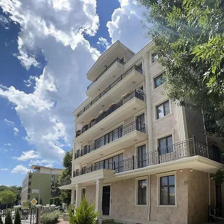 One-Bedroom Premium Apartment * Saints Constantine and Helena